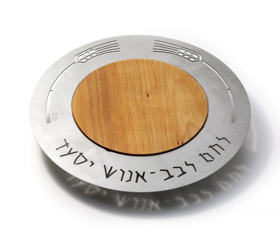 Shraga Landesman Beech Wood Challah Board with Wheat Motif and Hebrew Words